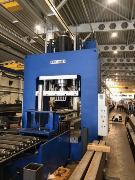 Hydraulic Press 500 Tons in Productionline 