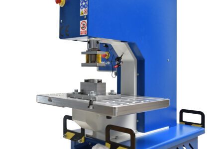 C-frame Pers met op-maat-gemaakte tools en een laser