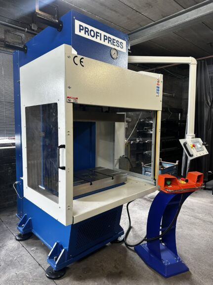 C-frame Pers 100 Ton met HMI arm